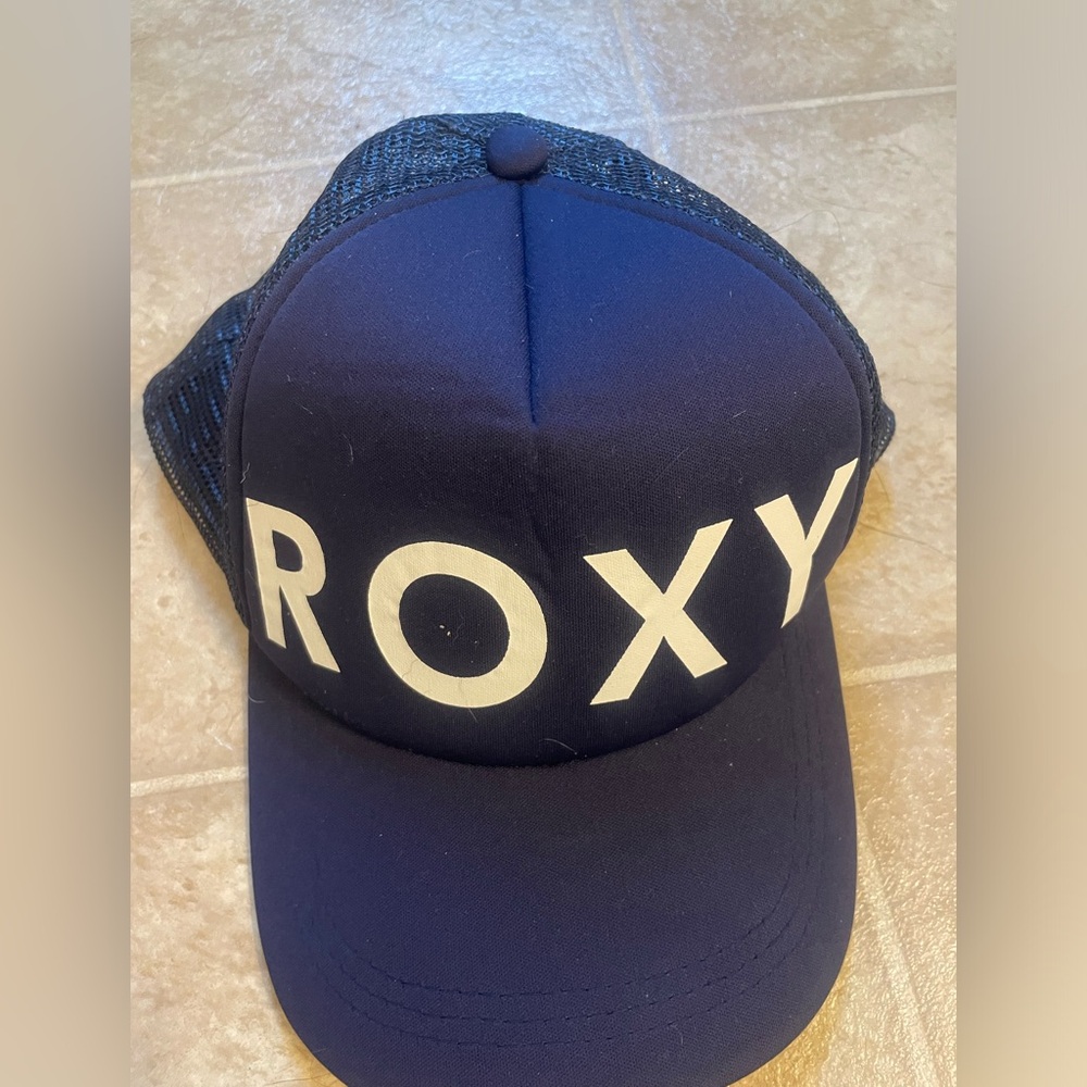 Roxy trucker style hat